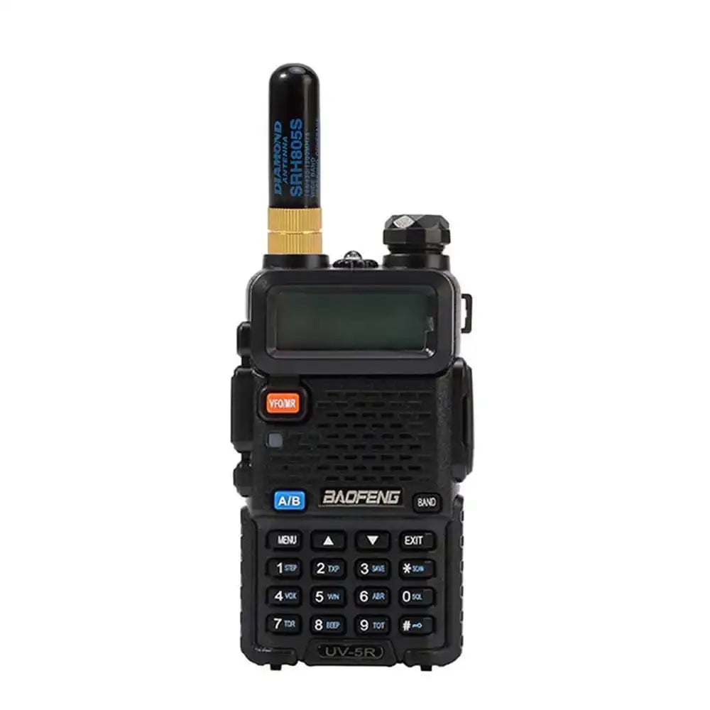 Die kompakte SRH805S SMA-Female Antenne ist an einem Baofeng UV-5R Walkie-Talkie montiert, um zu zeigen, wie die 45 mm Kurzantenne das Funkgerät im täglichen Gebrauch ergänzt.
